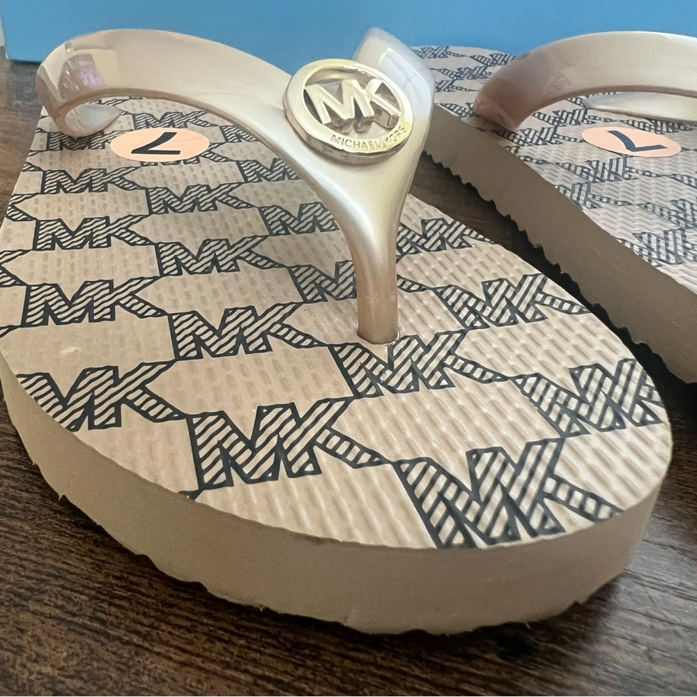 NWT MICHAEL KORS MSRP 69.99 WOMEN'S ROSE GOLD FLIP FLOPS SANDALS SIZE 7